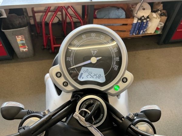 Triumph 900i ABS Street Twin [SC]
