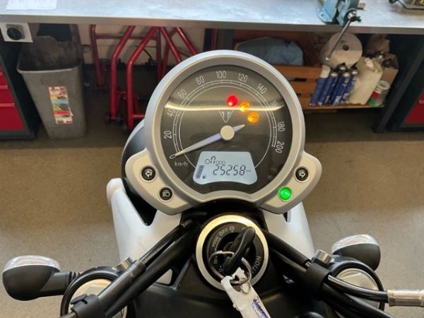 Triumph 900i ABS Street Twin [SC]