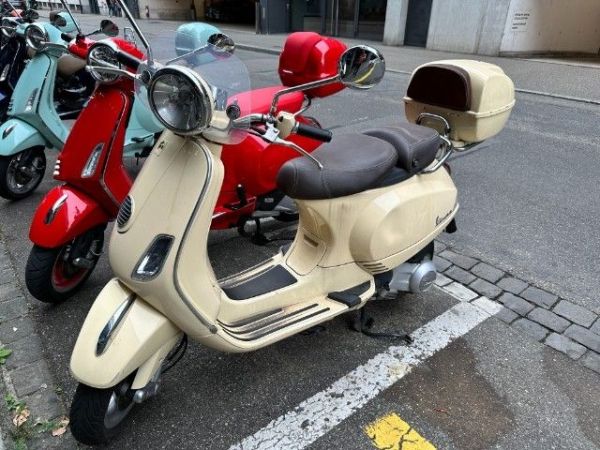 Piaggio Via della Moda Vespa 125 LXV [SC]