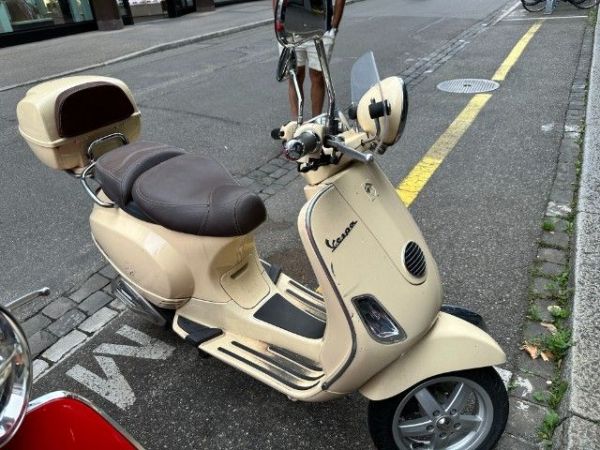 Piaggio Via della Moda Vespa 125 LXV [SC]