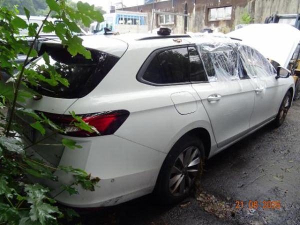 Skoda 2.0 TDI Selection 4x4 DSG Superb Combi [SC]